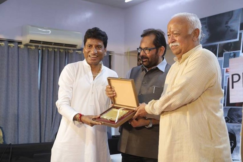 राजू श्रीवास्तव राजनीति से भी जुड़े। वह बीजेपी के सदस्य थे। इससे पहले वह समाजवादी पार्टी के साथ रहे।