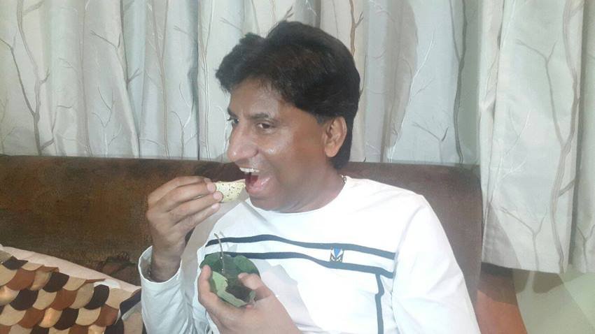 राजू ने आयोजक से कहा कि वह कल वाले 50 रुपये लौटाने आए हैं। तब आयोजक ने उन्हें बताया कि ये उनकी परफॉर्मेंस के लिए मेहनताना था।