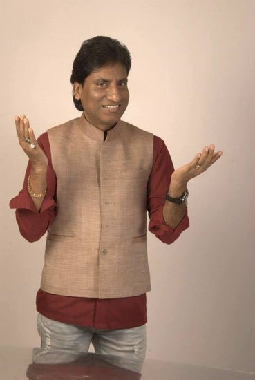 कानपुर में राजू यूं ही किसी के बुलाने पर चले जाया करते थे और उनके कार्यक्रम में अमिताभ बच्चन की मिमिक्री कर लोगों की तालियां बटोरते थे। इन कार्यक्रमों के लिए वह कोई पैसे नहीं लेते थे।