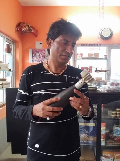 उस दिन राजू को लगा कि लोगों को हंसा कर पैसे भी कमाए जा सकते हैं। उसके बाद कभी राजू ने पीछे मुड़कर नहीं देखा।