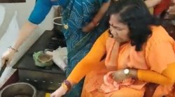 बाढ़ पीड़ितों के लिए केंद्रीय मंत्री ने सेकीं रोटियां, सोशल मीडिया पर वायरल हुआ वीडियो