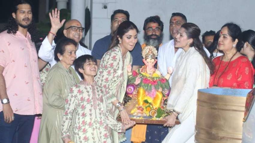 शिल्पा शेट्टी ने भी अपने घर विराजित गणपति का विसर्जन किया।