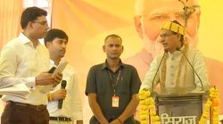 MP News: शिकायत मिली तो मंच पर ही शिवराज सिंह ने लगा दी अधिकारी की क्लास, माकूल जवाब नहीं मिला तो किया सस्पेंड