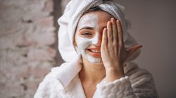 Skin Care Tips: उम्र बढ़ने पर चेहरे की स्किन लटक रही है तो इन 5 उपाय से स्किन में लाए कसाव