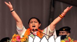 मोदी और स्मृति ईरानी की होर्डिंग फाड़ने के झगड़े में एससी- एसटी एक्‍ट के तहत मुकदमा दर्ज, भाजपा के 22 कार्यकर्ता निष्कासित