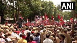 यूपी विधानसभा सत्र से पहले सपा का पैदल मार्च, पुलिस ने अखिलेश यादव को रोका