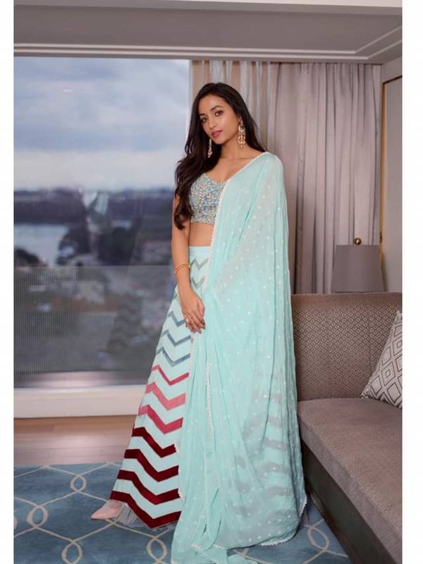 srinidhi shetty lehanag look
