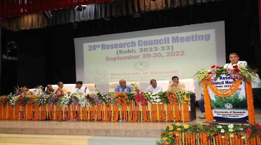 कृषि विश्वविद्यालय में आयोजित सेमिनार में भाषण देते हुए कृषि मंत्री सुधाकर सिंह।