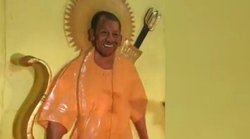 Ayodhya: अयोध्या के योगी मंदिर में लगी मूर्ति को पुलिस ने हटाया, चांदी का छत्र और चढ़ावा ‘गायब’, दरवाजे पर लगा है ताला