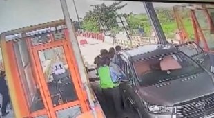 Telangana, TRS leaders thrashed Shadnagar toll plaza staff, TRS leaders toll plaza vandalised