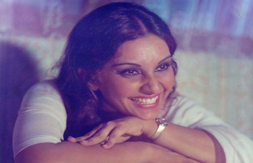 Vidya Sinha: पर्दे पर बेहद शांत और मासूम सी नजर आने वाली बॉलीवुड एक्ट्रेस विद्या सिन्हा ने अपनी निजी जिंदगी बहुत तूफान झेले हैं। फिल्म रजनीगंधा, छोटी सी बात और पति-पत्नी और वो से अपनी पहचान बनाने वाली विद्या ने दो शादियां की थीं। दो शादियों के बाद भी उनका अंतिम समय अकेले ही बीता। विद्या को अपनी दूसरी शादी से इतने कष्ट मिले थे कि वह अकेले रहने में ज्यादा खुशी महसूस करने लगी थीं। विद्या का बचपन भी दुखों से भरा था। तो चलिए बताएं कि दो शादियों के बाद भी वेटरन एक्ट्रेस की जिंदगी में सूनापन क्यों था।