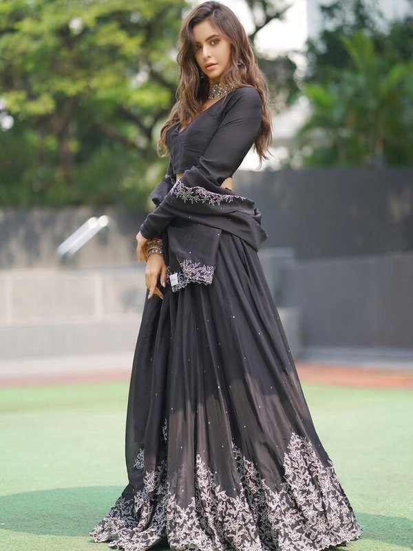 AAMNA SHARIF IN BLACK LEHENGA LOOK
