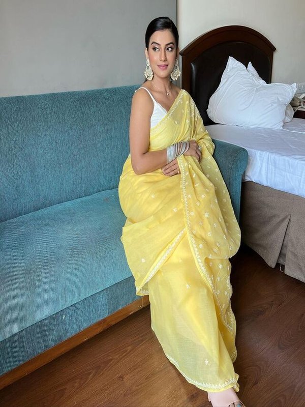 AKSHARA SINGH IN YELLOW SAREE
