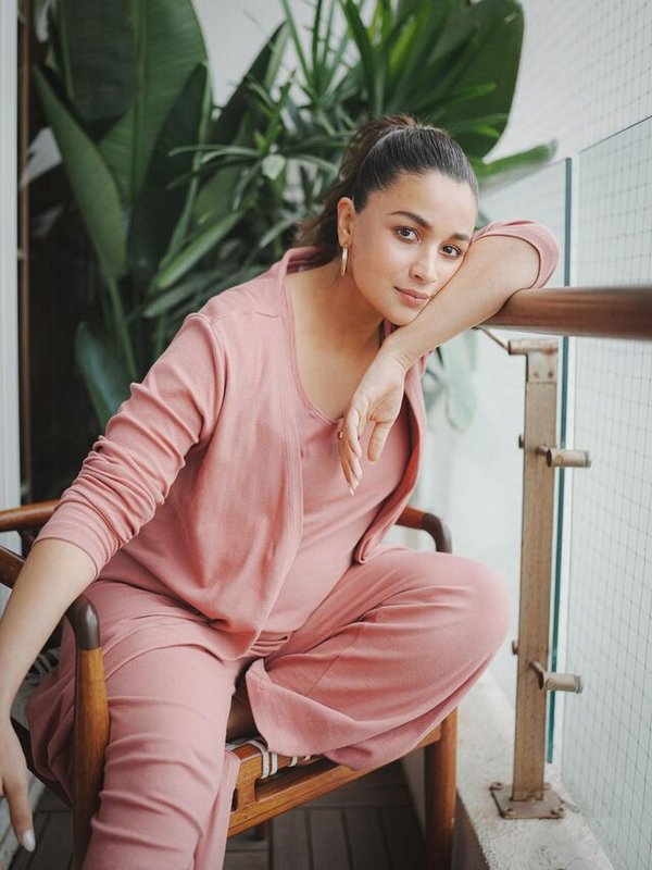 ALIA BHATT IN PEACH LOOK FLAUNTED CUTE BABY BUMP