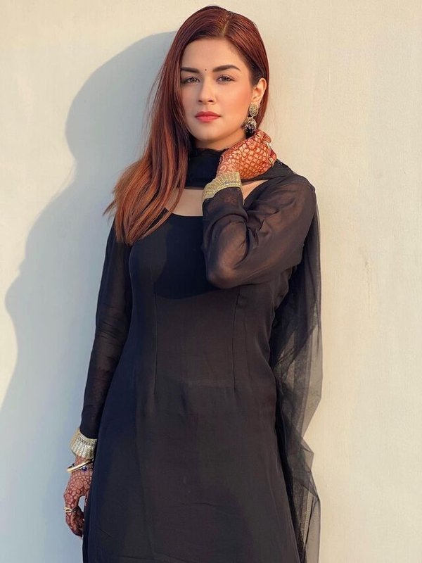 AVNEET KAIUR IN BLACK PATIYALA SUIT