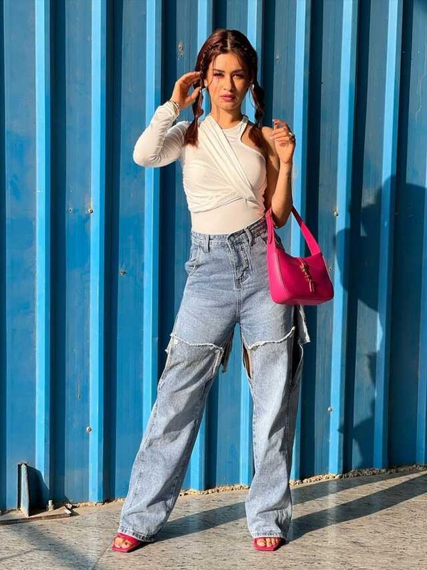 AVNEET KAUR IN BODY HUGGING TOP AND JEANS - CASUAL LOOK