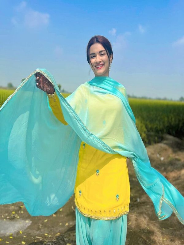 AVNEET KAUR IN YELLOW BLUE PATIAYALA SUIT