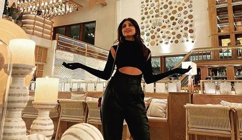 Actresses Who Own Restaurants: बॉलीवुड में तमाम एक्टर्स ऐसे हैं जो एक्टिंग के साथ ही बिजनेस भी करते हैं। कोई क्रिकेट टीम का मालिक है तो आलीशान जिम का। एक्टिंग के साथ ही बिजनेस करने में एक्ट्रेसेस भी कम नहीं हैं। इनमें से कई अभिनेत्रियां चर्चित रेस्टोरेंट्स की मालकिन हैं। रेस्टोरेंट के बिजनेस से करोड़ों कमाती हैं ये एक्ट्रेसेस: