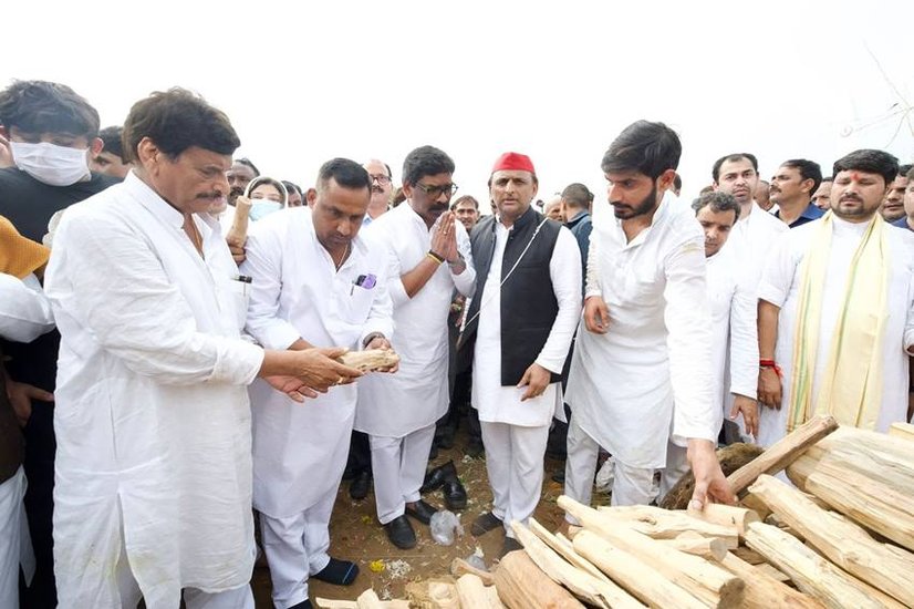 अखिलेश यादव पिता की अंतेयष्टि में आए देश के दिग्गज नेताओं से भी मिलते रहे।