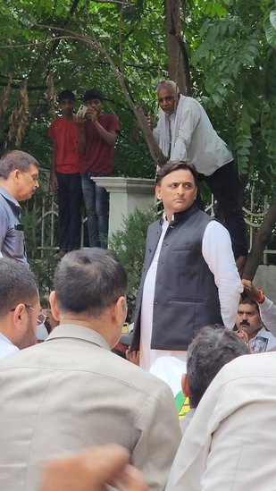 कई बार अखिलेश यादव का दर्द उनके चेहरे पर झलका भी।