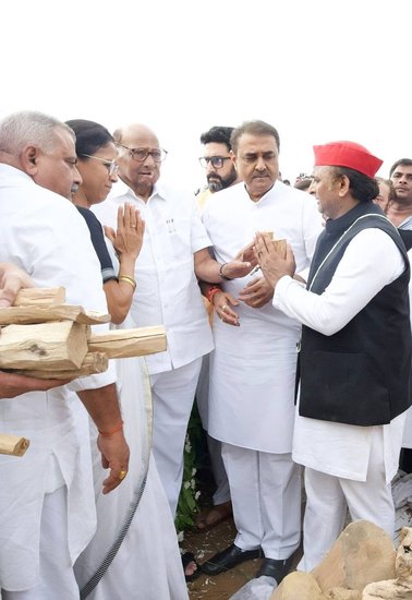 देशभर के दिगिगज नेताओं ने अखिलेश के मुश्किल वक्त में उन्हें हौंसला दिया।