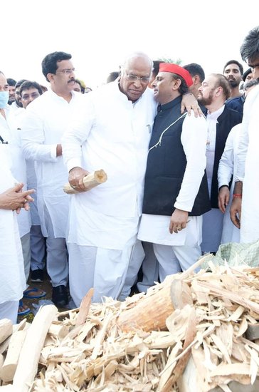 मल्लिकार्जुन खड़गे ने गले लगाकर अखिलेश का दुख बांटा।