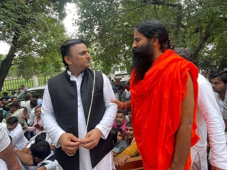 अखिलेश यादव को सांत्वना देते स्वामी रामदेव।