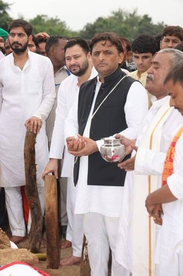 दोस्त और रिश्तेदार तेजस्वी यादव भी अखिलेश के दुख में उनके साथ खड़े दिखे। (यह भी पढ़ें- मुलायम के नाम नहीं थी कोई गाड़ी, जानिए अपने पीछे कितनी संपत्ति छोड़ गए ‘नेताजी’)