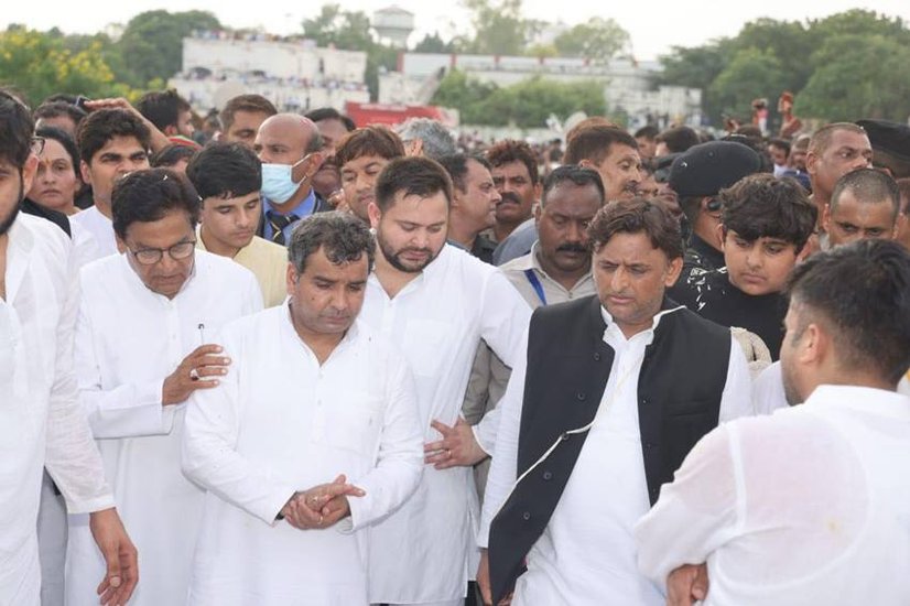 लाख कोशिशों के बाद भी अखिलेश यादव की पीड़ा आंसू बनकर छलकती रही।