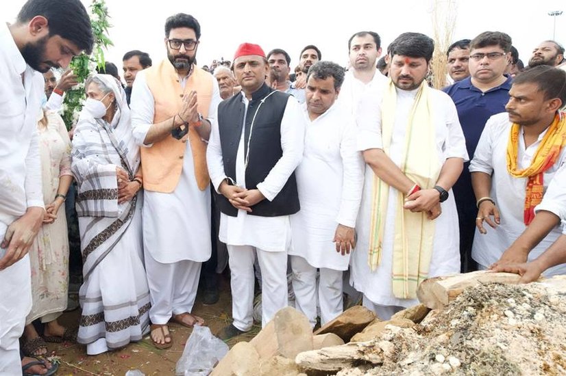 मुलायम सिंह यादव के करीबी रहे अमिताभ बच्चन के बेटे अभिषेक मां जया के साथ अखिलेश यादव को सांत्वना देते दिखे।