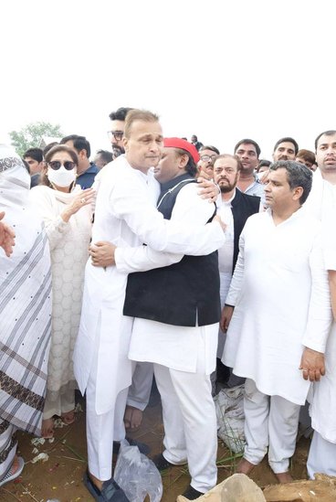 अनिल अंबानी के गले लग रोने लगे अखिलेश यादव।