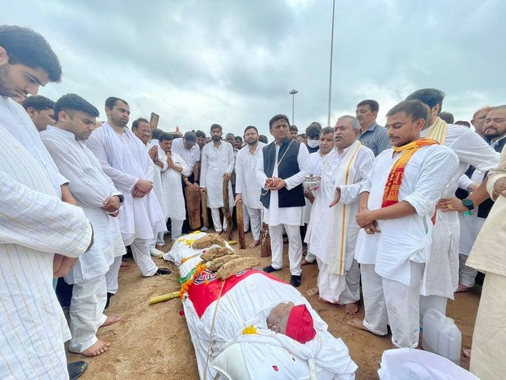 Mulayam SIngh Yadav: सपा संस्थापक मुलायम सिंह यादव 11 अक्टूबर को पंचतत्व में विलीन हो गए। अखिलेश यादव (Akhilesh Yadav) ने बेटे की जिम्मेदारी निभाते हुए 'नेताजी' को मुखाग्नि दी। पिता के जाने का गम अखिलेश यादव के चेहरे पर साफ दिखा। कभी खुद को संभालते दिखे तो कभी उनके आंसू निकल पड़े।
