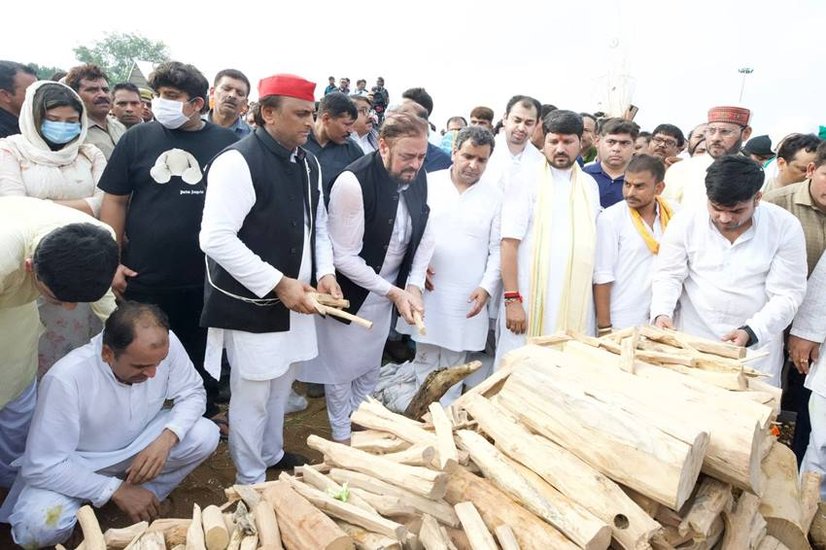 अखिलेश यादव हर मौके पर अपने आंसू दबाते दिखे।