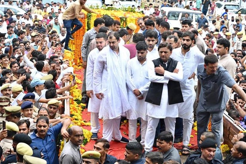 पिता के जाने का गम क्या होता है वो अखिलेश यादव के चेहरे पर साफ दिख रहा था।
