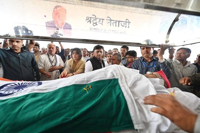 मुलायम सिंह यादव के अंतिम संस्कार की ये सारी तस्वीरें समाजवादी पार्टी के सोशल मीडिया अकाउंट से ली गई हैं।