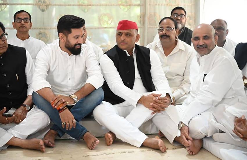 चिराग पासवान सपा अध्यक्ष अखिलेश यादव से भी मिले।दोनों युवा नेता काफी देर तक एक साथ बैठे रहे।