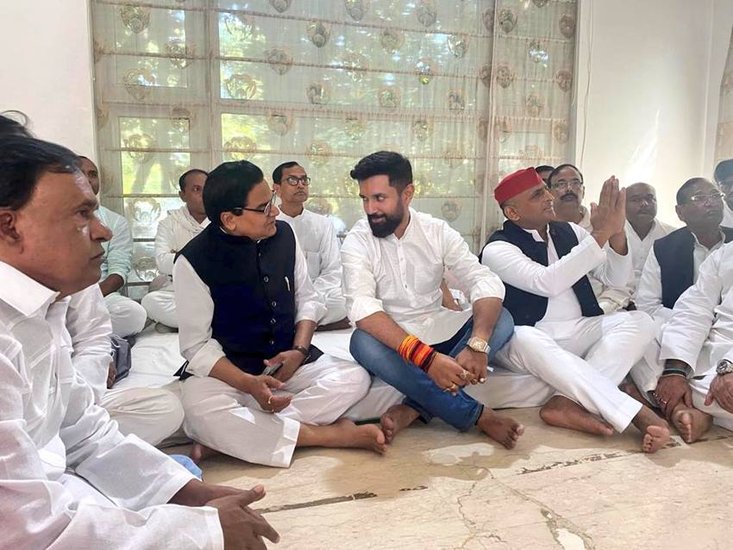 चिराग पासवान सपा सांसद रामगोपाल यादव संग भी बातचीत करते दिखे।