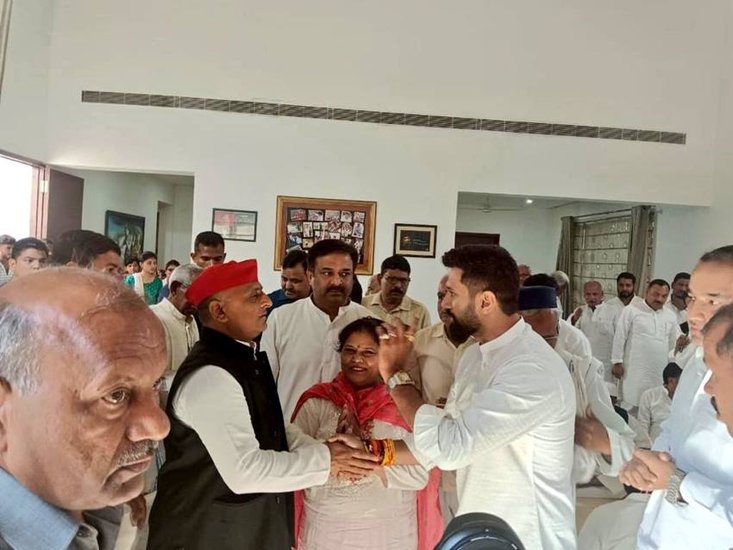 अखिलेश यादव संग मुलाकात कर चिराग ने उनका दुख बांटने की कोशिश की।