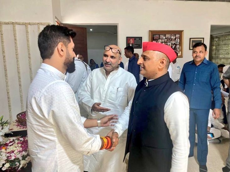 अखिलेश यादव और चिराग पासवान के बीच काफी गर्मजोशी दिखी।