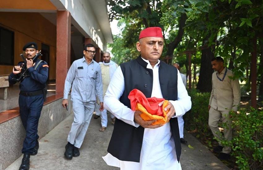 10 अक्टूबर को मुलायम सिंह यादव (Mulayam Singh Yadav) का निधन हो गया था। सोमवार 17 अक्टूबर को अखिलेश यादव (Akhilesh Yadav), शिवपाल यादव (Shivpal Yadav) और धर्मेंद्र यादव (Dharmendra Yadav) समेत परिवार के तमाम सदस्य मुलायम सिंह की अस्थियां हरिद्वार में विसर्जित करेंगे। अस्थि विसर्जन से पहले सप्ताह भर के अंदर देश की तमाम राजनीतिक पार्टियों के लोग सैफई पहुंचे और अखिलेश यादव के परिवार को ढांढस बंधाया। देखिए तस्वीरें: 