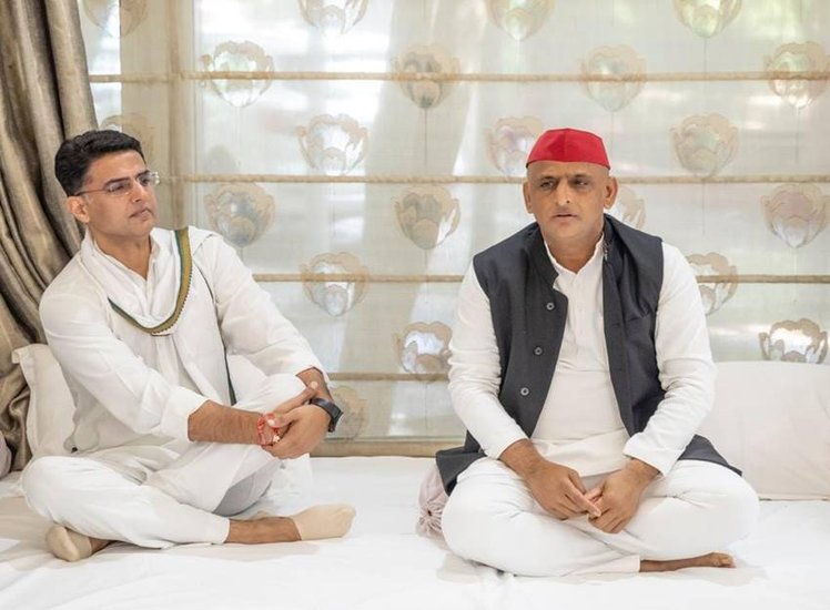 कांग्रेस सांसद सचिन पायलट ने भी सैफई पहुंचकर अखिलेश यादव का दुख बांटा।