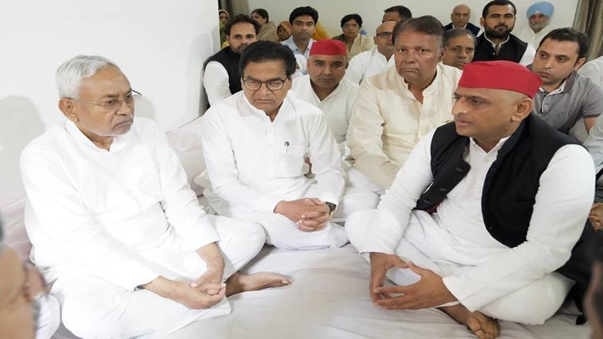 बिहार के सीएम नीतीश कुमार भी सैफई पहुंचे थे। यहां वह अखिलेश यादव के परिवार से मिले और उन्हें ढांढस बंधाया।