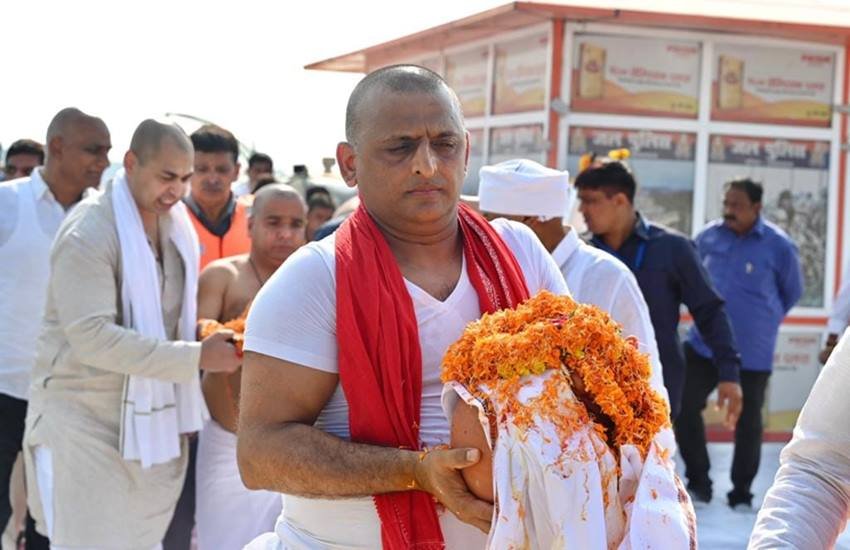 मुलायम सिंह यादव के निधन के बाद से ही उनके छोटे बेटे प्रतीक यादव अखिलेश के साथ हर कदम पर नजर आए।