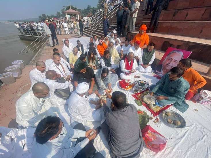 हालांकि मुलायम सिंह के निधन ने दोनों भाइयों के बीच की दूरी को पाटा है। दोनों साथ में पिता के अंतिम संस्कार की सारी विधियां पूरी कीं।