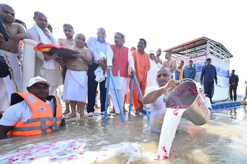 प्रतीक यादव मुलायम सिंह यादव की दूसरी पत्नी साधना गुप्ता के बेटे हैं।