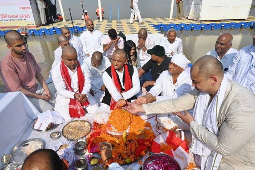 आमतौर पर मीडिया औऱ लाइमलाइट से दूर करने वाले प्रतीक यादव ने कहा- पूरा देश मेरे पिता मुलायम सिंह यादव को याद कर रहा है। नेता जी की सियासी विरासत बहुत बड़ी है जिसे अखिलेश भैया आगे बढ़ा रहे हैं।