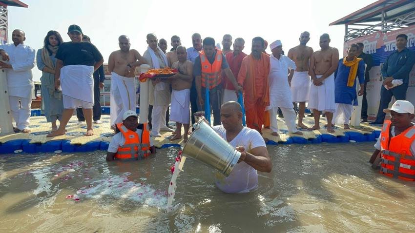 पूरे परिवार की एकजुटता पर प्रतीक यादव ने कहा - नेताजी के दिये संस्कार के कारण आज पूरा परिवार एकजुट है। मैं अखिलेश भैया को सपोर्ट करूंगा, आगे देखते जाइए कि कैसे सपोर्ट करूंगा।