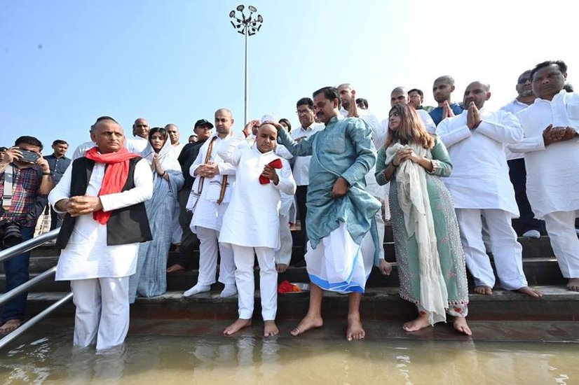 बता दें कि बहुत कम ही ऐसे मौके रहे हैं जब प्रतीक और अखिलेश यादव साथ दिखे हों। दोनों के मनमुटाव की चर्चा अकसर जोरों पर रहती थी।