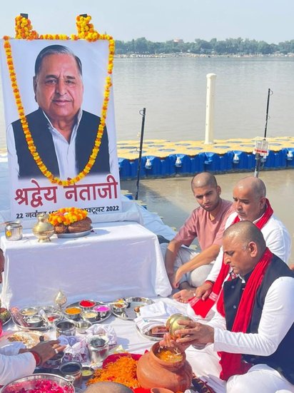 Mulayam Singh Yadav Asthi Visarjan: अखिलेश यादव ने बुधवार 19 अक्टूबर को प्रयागराज के संगम में पिता मुलायम सिंह यादव की अस्थियां विसर्जित कीं। इससे पहले 17 अक्टूबर को यादव परिवार ने हरिद्वार में गंगा नदी में भी अस्थियां प्रवाहित की थीं।