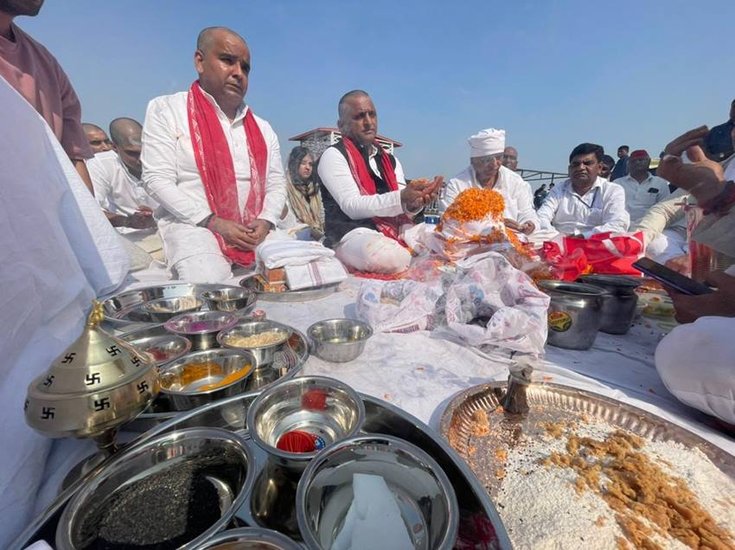 प्रयाग राज में संगम पर अस्थि विसर्जन के लिए खास इंतजाम किये गए थे।